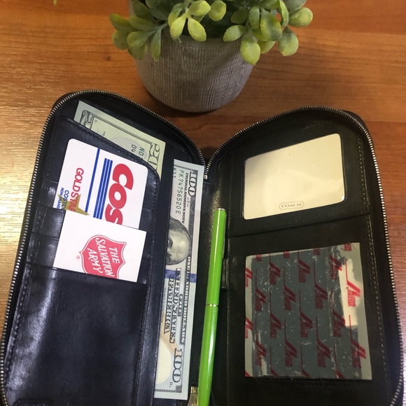 🖤COACH🖤EUC🖤ORGANIZER PASSPORT WALLET 🖤NWOT 🖤EVERYTHING YOU NEED &📱!!🖤 - Picture 6 of 7